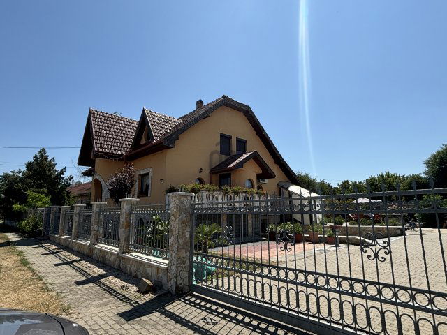 Eladó családi ház, Versegen 78.5 M Ft, 7 szobás