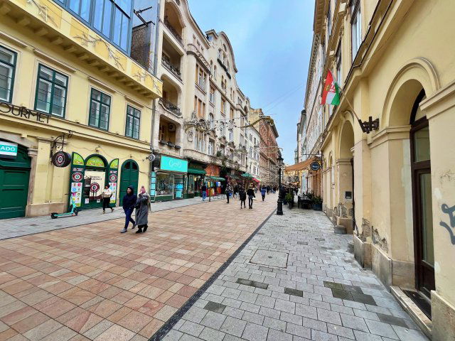 Kiadó téglalakás, albérlet, Budapesten, V. kerületben, 3 szobás
