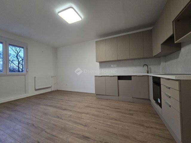 Eladó panellakás, Pécsett, Enyezd úton 49.9 M Ft, 3 szobás