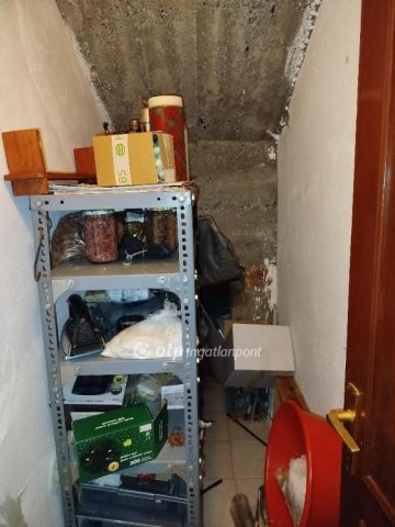 Eladó családi ház, Komlón 80 M Ft, 6 szobás