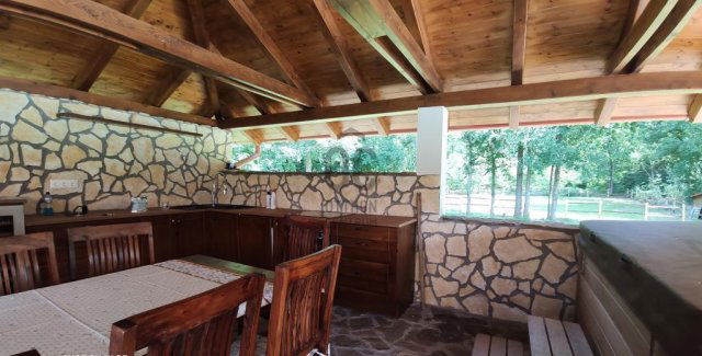 Eladó családi ház, Lajosmizsén 399 M Ft, 8 szobás