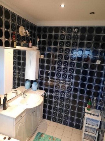 Eladó családi ház, Vonyarcvashegyen 145 M Ft, 7+1 szobás