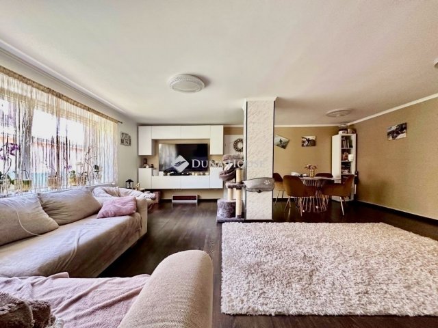 Eladó családi ház, Pécsett 105 M Ft, 6 szobás