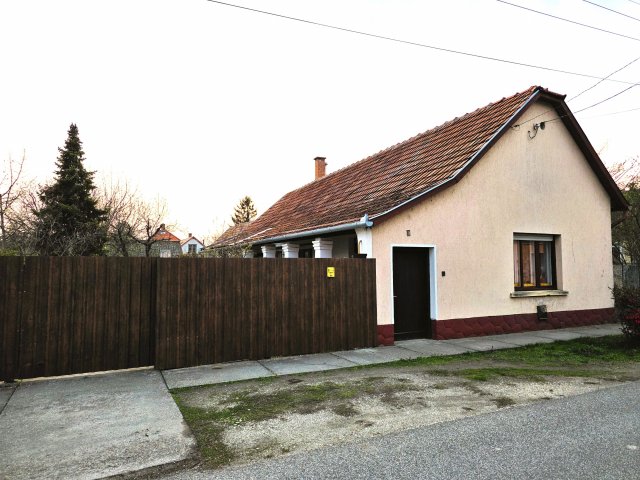 Eladó családi ház, Kiskunhalason 29.9 M Ft, 2 szobás