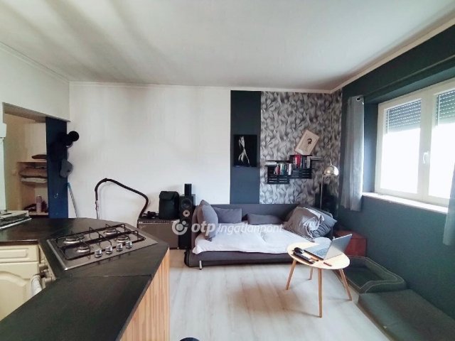 Eladó téglalakás, Ajkán 14.9 M Ft, 1 szobás