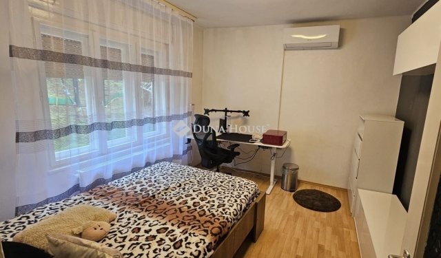 Eladó családi ház, Pécsett 64.99 M Ft, 3 szobás