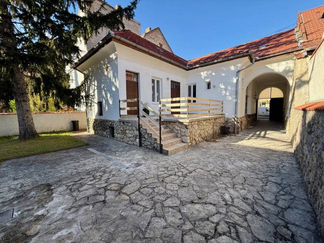 Eladó családi ház, Pécsett 94.9 M Ft, 4 szobás