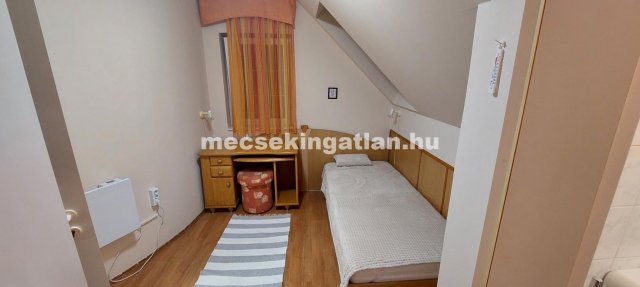 Kiadó családi ház, albérlet, Pécsett, Atléta utcában