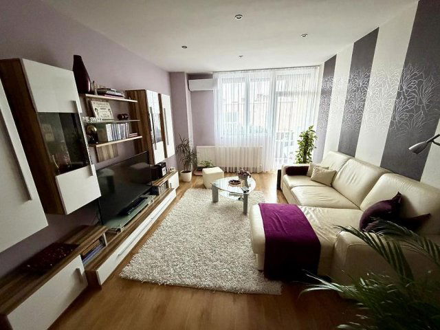 Eladó panellakás, Vácon 66.5 M Ft, 2 szobás