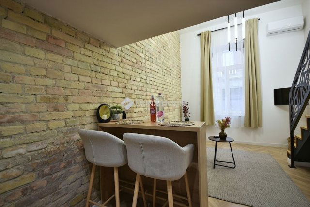 Eladó téglalakás, Budapesten, VI. kerületben 53.9 M Ft, 1 szobás