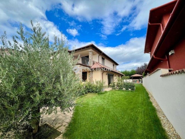 Eladó családi ház, Csömörön 299.9 M Ft, 7 szobás