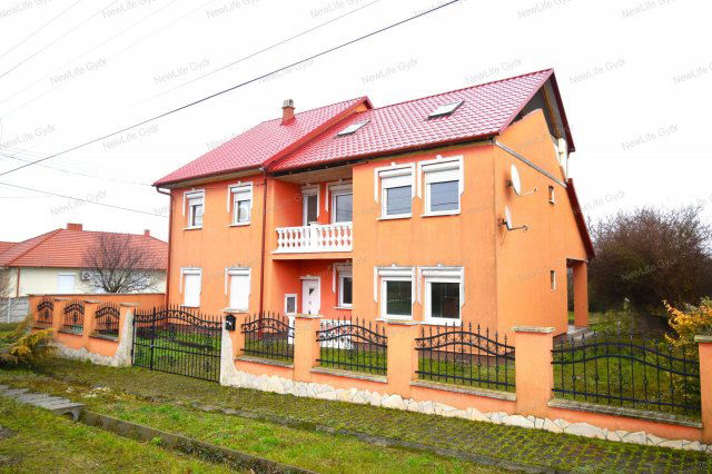 Eladó családi ház, Bábolnán 190 M Ft, 11 szobás