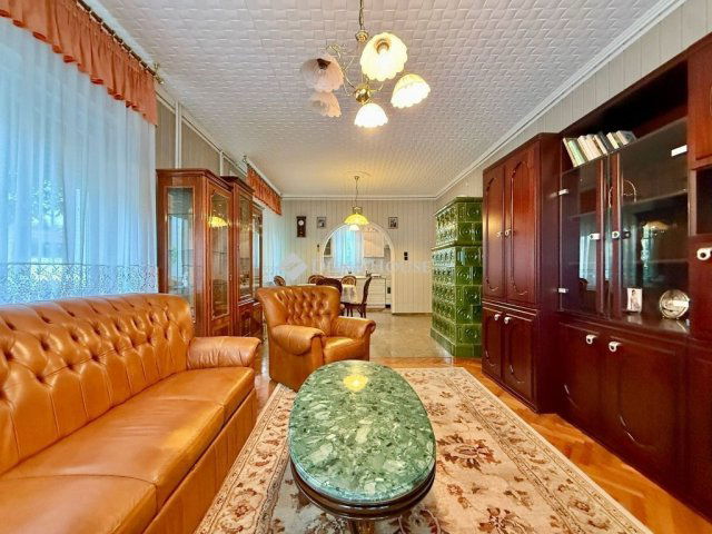 Eladó családi ház, Pakson 78 M Ft, 6 szobás