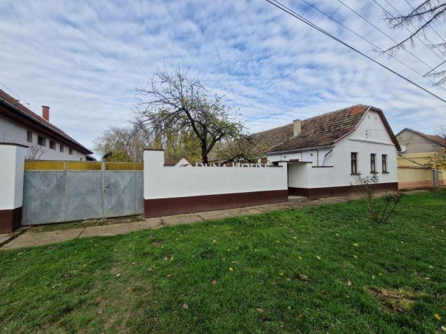 Eladó családi ház, Tataházán 9.5 M Ft, 3 szobás