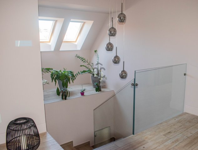 Eladó családi ház, Szegeden 299 M Ft, 7 szobás