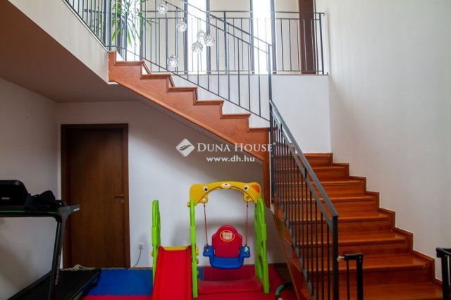 Eladó családi ház, Pécelen 249 M Ft, 6 szobás