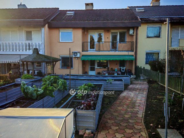 Eladó téglalakás, Dombóváron 69.6 M Ft, 5 szobás