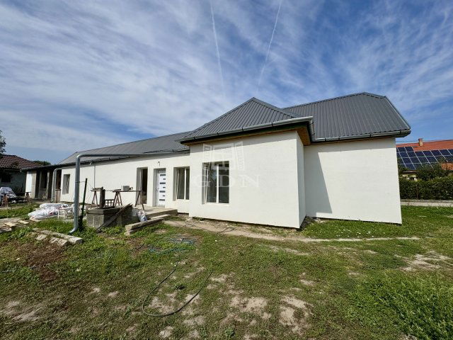 Eladó családi ház, Baracskán 74.99 M Ft, 3+1 szobás