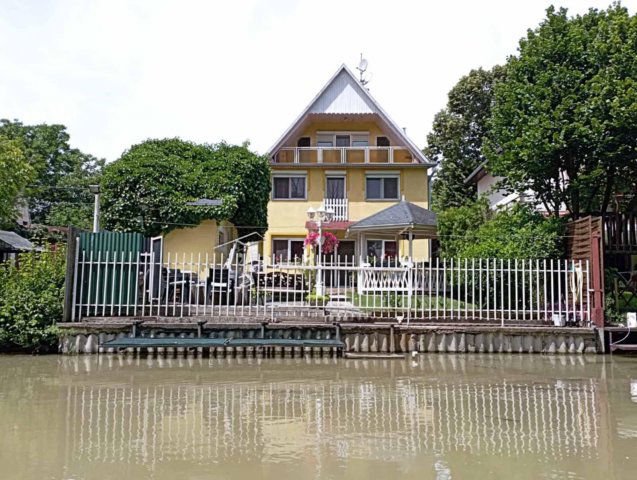 Eladó családi ház, Szigetszentmiklóson 114.99 M Ft, 5+2 szobás