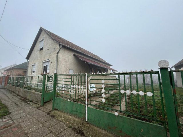 Eladó családi ház, Egyeken 10.5 M Ft, 3+1 szobás