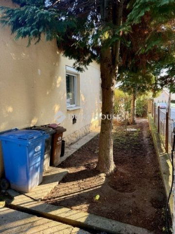 Eladó családi ház, Pécsett 59.9 M Ft, 2 szobás