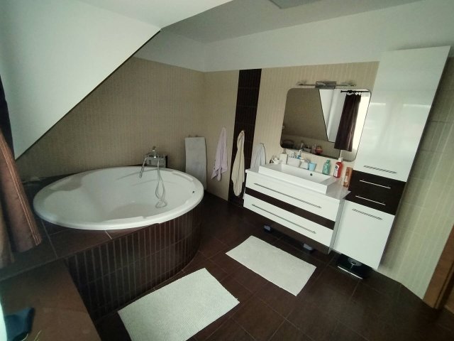 Eladó családi ház, Balatonszentgyörgyön 146.9 M Ft, 5+1 szobás