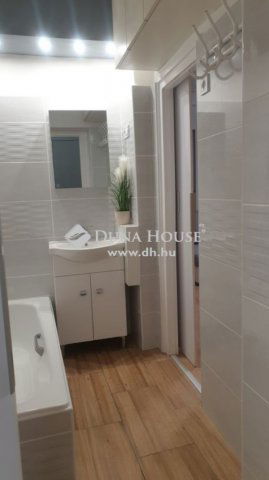 Eladó téglalakás, Pécsett 59.5 M Ft, 3 szobás