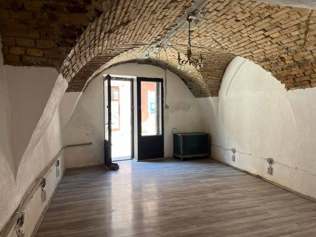 Eladó üzlethelyiség, Győrött 2.67 M Ft, 1 szobás