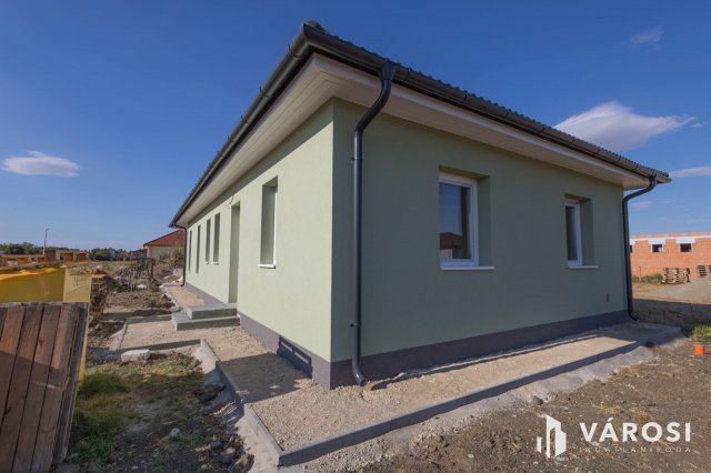 Eladó családi ház, Deszken 99 M Ft, 4 szobás