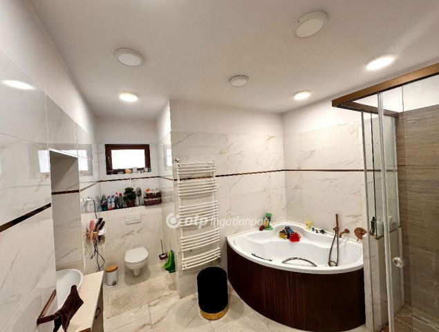 Eladó családi ház, Egerben 134.9 M Ft, 2 szobás