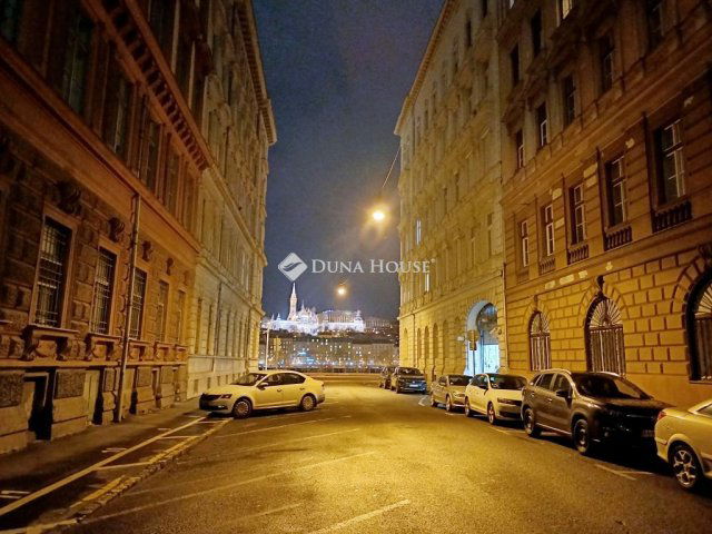 Eladó téglalakás, Budapesten, V. kerületben 67.9 M Ft, 1 szobás