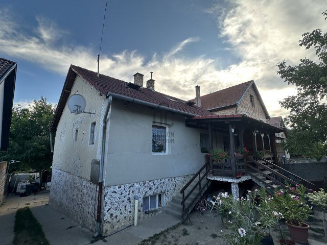 Eladó családi ház, Vácon 78.9 M Ft, 6 szobás