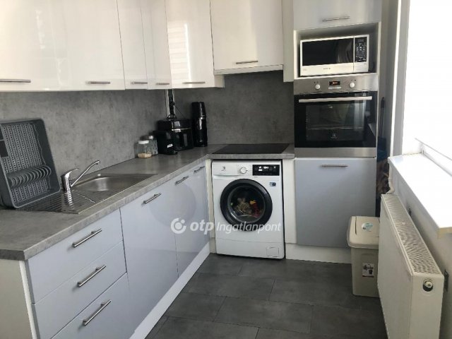 Eladó panellakás, Ajkán 54 M Ft, 3+1 szobás