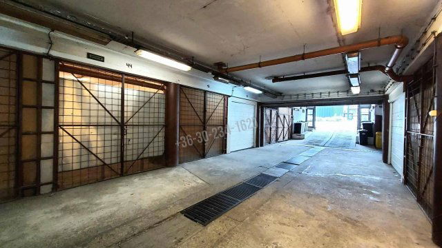 Eladó garázs, Vácon, Széchenyi utcában 24.5 M Ft