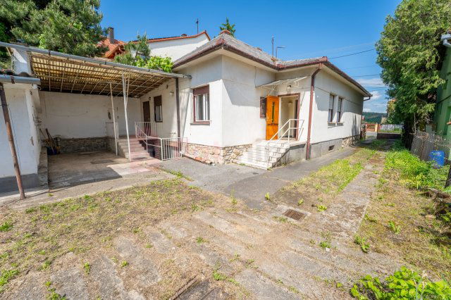 Eladó családi ház, Pécsett, Komlói úton 42 M Ft, 3 szobás