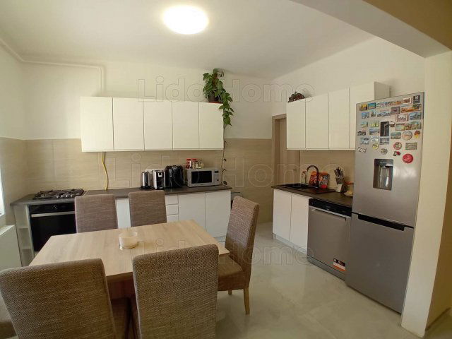 Eladó családi ház, Veszprémben 79.9 M Ft, 9 szobás