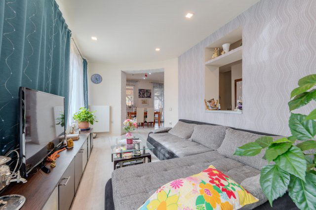 Eladó családi ház, Vecsésen 164.9 M Ft, 6 szobás