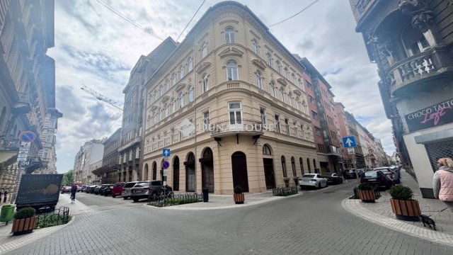 Eladó téglalakás, Budapesten, VI. kerületben 110 M Ft