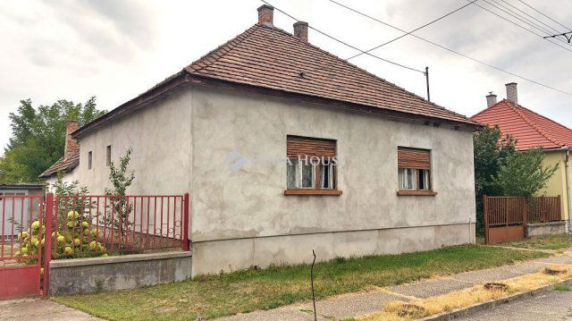 Eladó családi ház, Táton 35.9 M Ft, 4 szobás