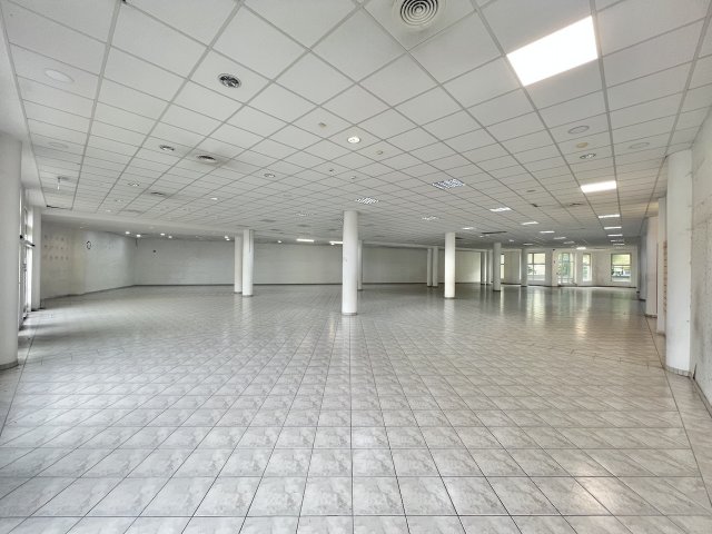 Kiadó üzlethelyiség, Kaposváron, Petőfi téren 4332 E Ft / hó