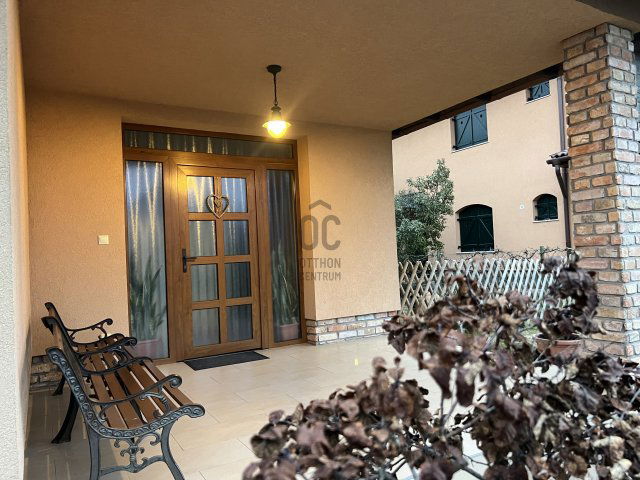 Eladó családi ház, Szántódon 300 M Ft, 5 szobás