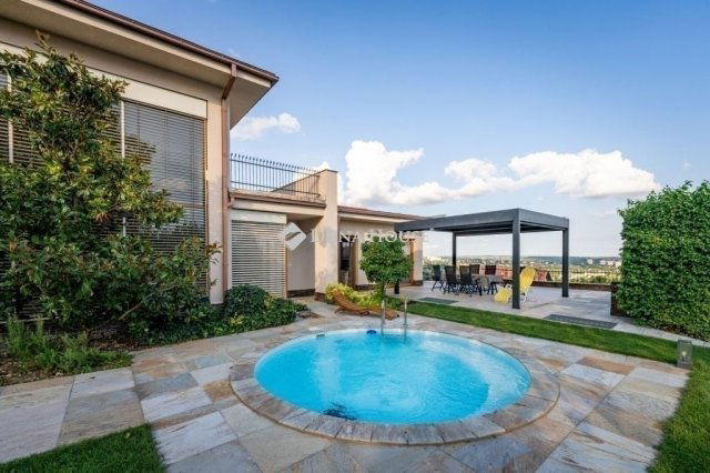 Eladó családi ház, Pécsett 460 M Ft, 8 szobás