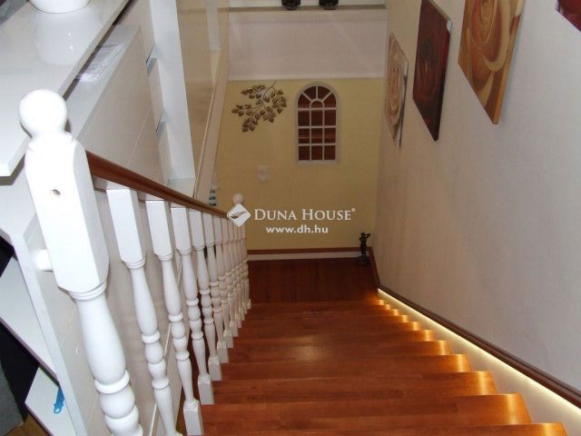 Eladó családi ház, Esztergomban 134.9 M Ft, 5 szobás