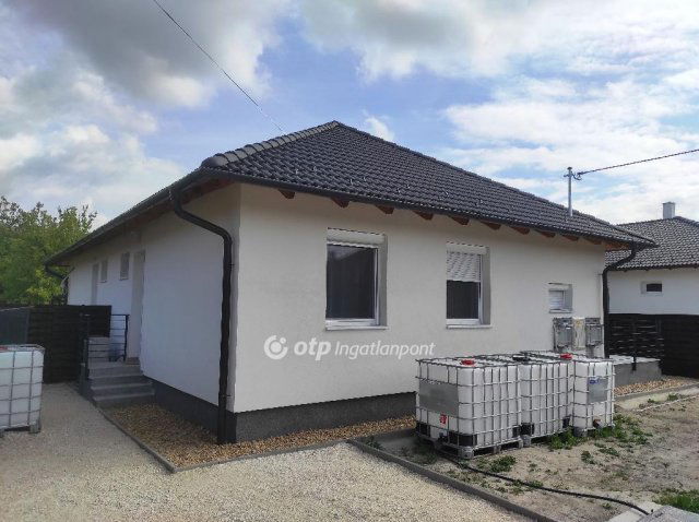 Eladó ikerház, Százhalombattán 95 M Ft, 4 szobás