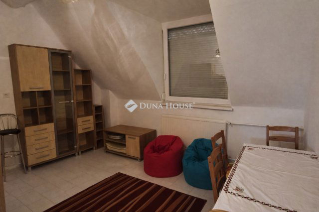 Kiadó családi ház, albérlet, Pécsett 400 E Ft / hó, 6 szobás