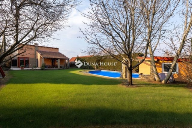 Eladó családi ház, Csomádon 268 M Ft, 7 szobás