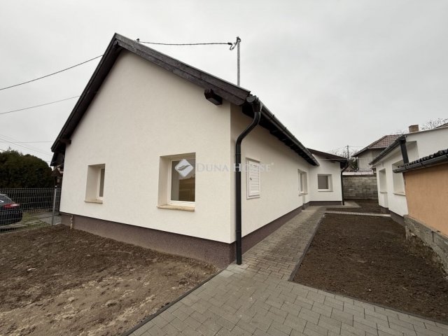 Eladó családi ház, Nyergesújfaluban 79.9 M Ft, 4 szobás