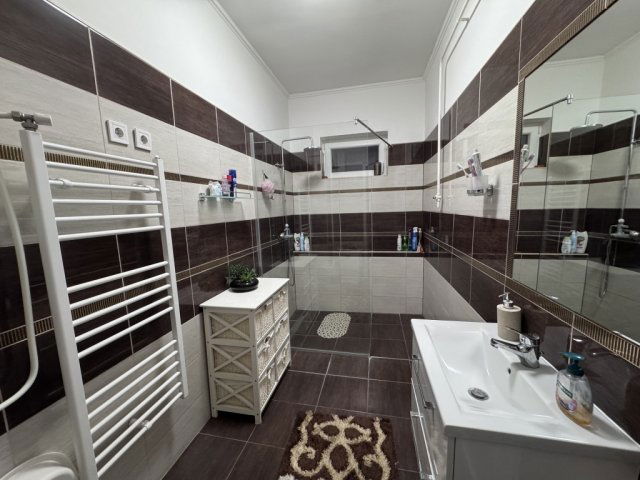 Eladó családi ház, Pécsett 84.99 M Ft, 4 szobás