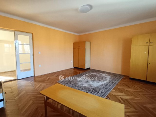 Eladó téglalakás, Csongrádon 30 M Ft, 2+1 szobás