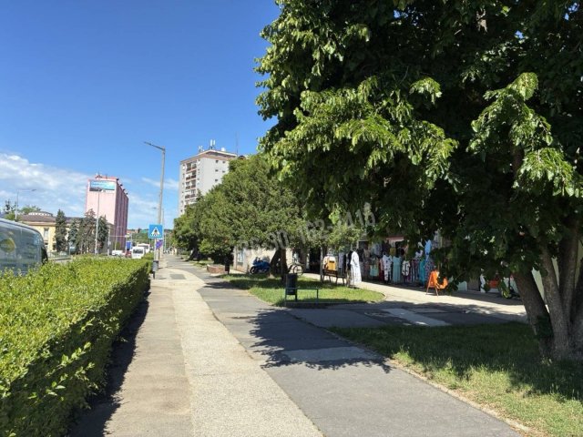 Eladó üzlethelyiség, Komlón, Városház téren 47.5 M Ft
